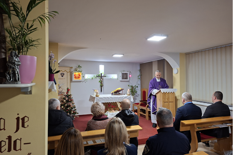 Slika /PU_ZG/slike/PUZ/2025/PROSINAC/BOŽIĆNA MISA 22-12/slika 1-1.png